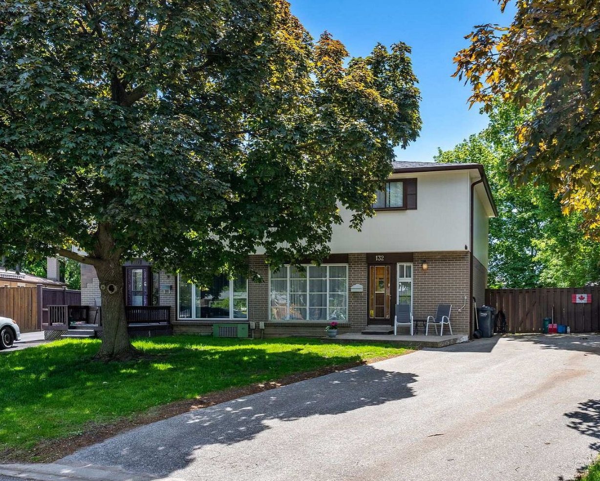 Semi-detached home on Fallingdale Crescent, Brampton