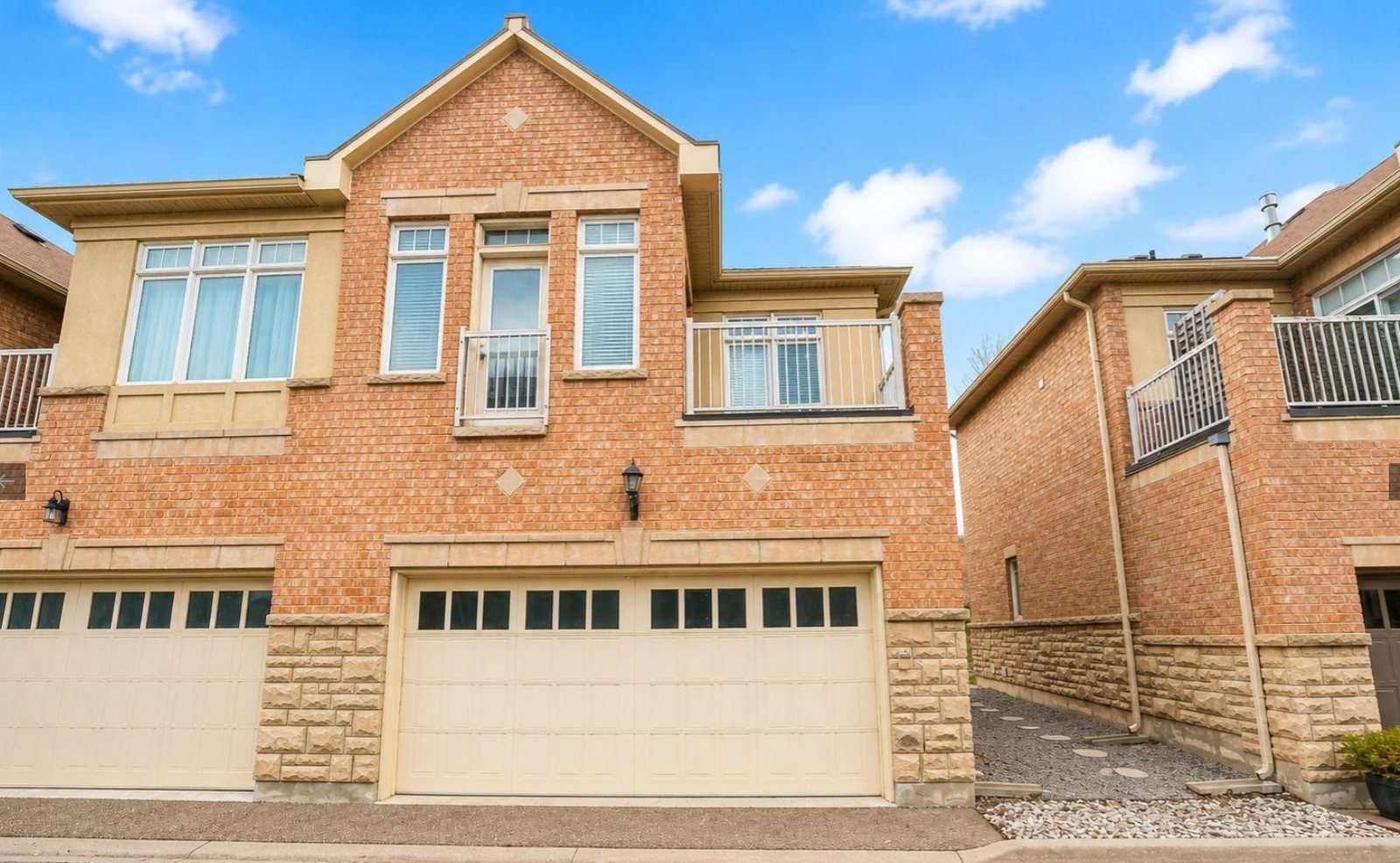 Freehold townhouse on Lakeshore Road West, Mississauga