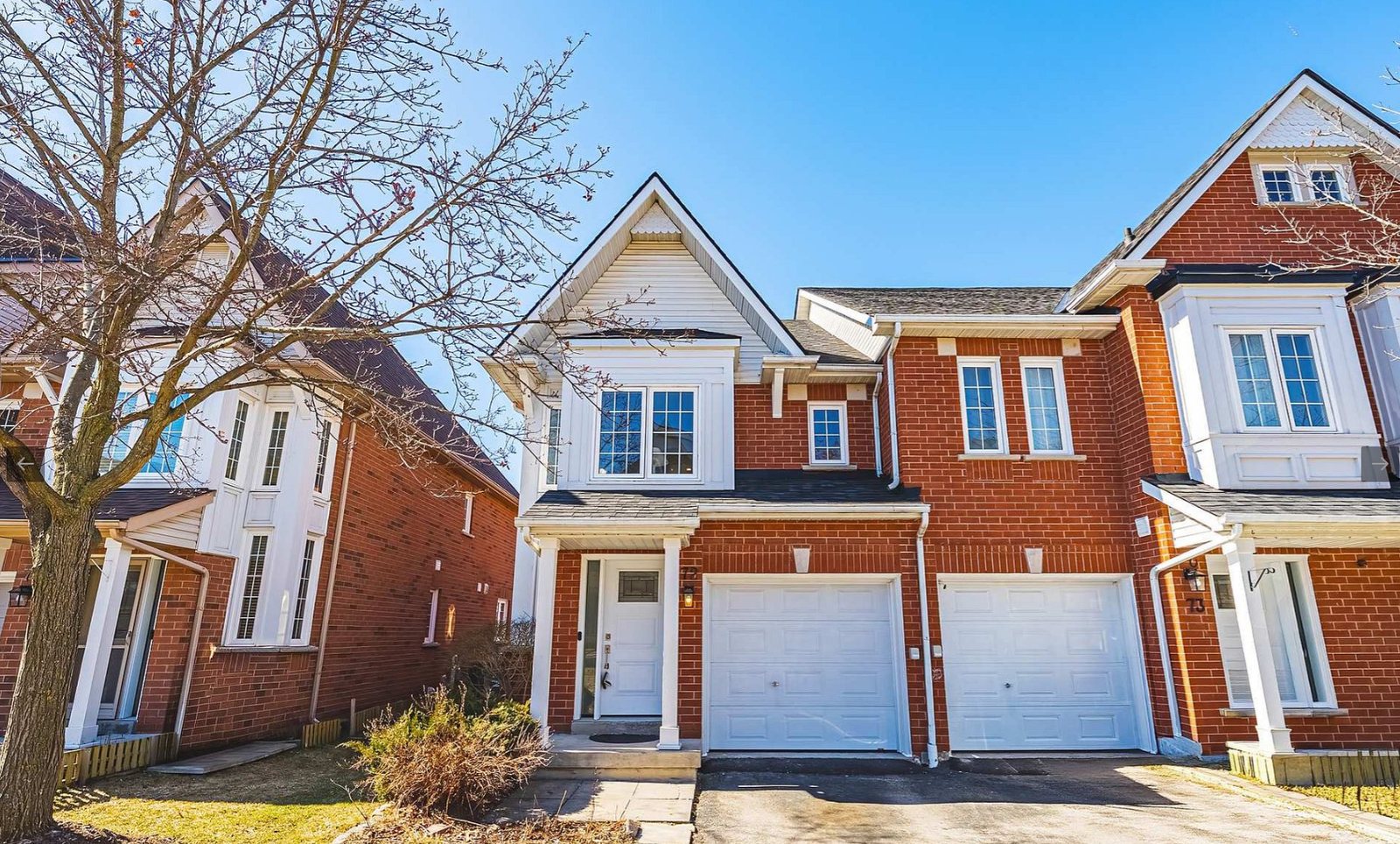 End-unit townhouse on South Parade Court, Mississauga